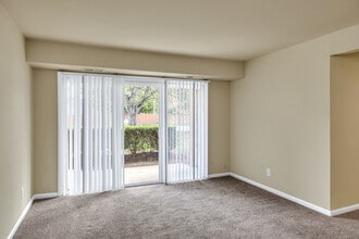 Colony Point Apartments in Norfolk, VA - Building Photo - Interior Photo