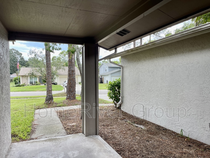 15720 Country Lake Dr in Tampa, FL - Building Photo