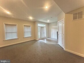 20674 Duxbury Terrace in Ashburn, VA - Foto de edificio - Building Photo