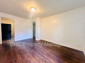 2125 Larchwood Rd SW in Atlanta, GA - Foto de edificio - Building Photo