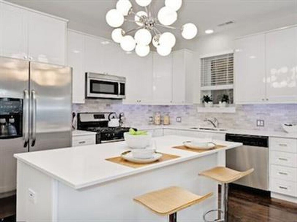 3438 N Milwaukee Ave in Chicago, IL - Building Photo