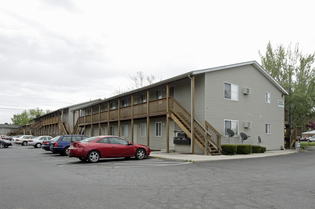 Evergreen Apartments in Bowling Green, OH - Building Photo - Building Photo