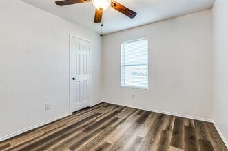 12713 Kingsgate Dr in Rhome, TX - Foto de edificio - Building Photo