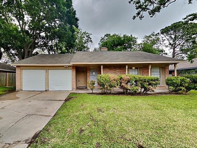 property at 809 Lochmoor Ln