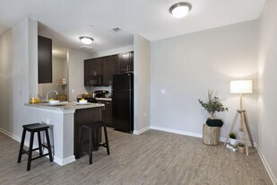 The Pointe at Crestmont in Houston, TX - Building Photo