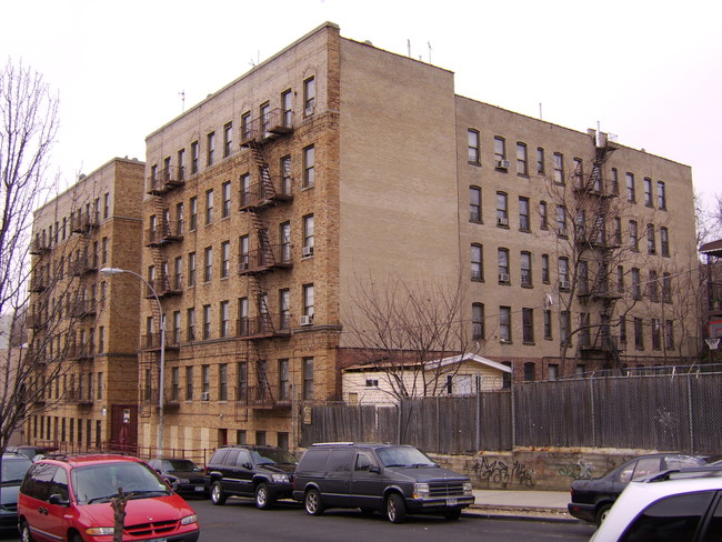 2055 Harrison Ave in Bronx, NY - Foto de edificio - Building Photo