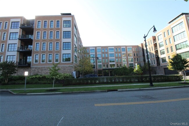 100 Garvies Point Rd in Glen Cove, NY - Building Photo - Building Photo