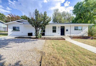 5407 Manor Rd in Austin, TX - Building Photo - Building Photo