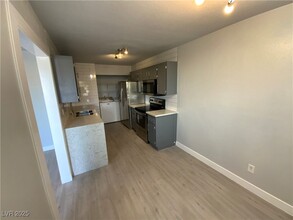 466 E Sunset Rd in Henderson, NV - Building Photo - Building Photo