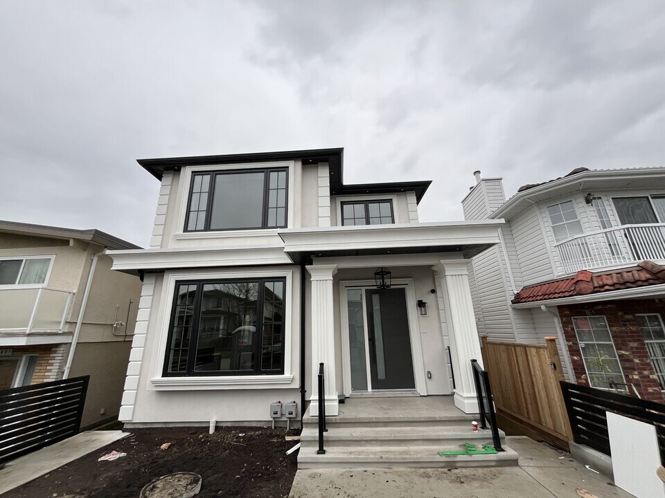 4653 Pender St in Burnaby, BC - Building Photo
