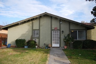 6104 Stine Rd in Bakersfield, CA - Foto de edificio - Building Photo