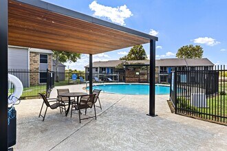 Cottonwood Park Village in Grand Prairie, TX - Foto de edificio - Building Photo