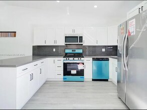 10210 NW 125th St in Hialeah, FL - Building Photo - Building Photo