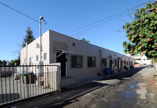 414-416 Camulos St in Los Angeles, CA - Building Photo - Building Photo