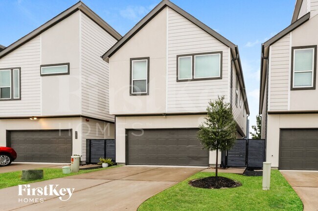 345 N Centro Cir in Shenandoah, TX - Building Photo - Building Photo