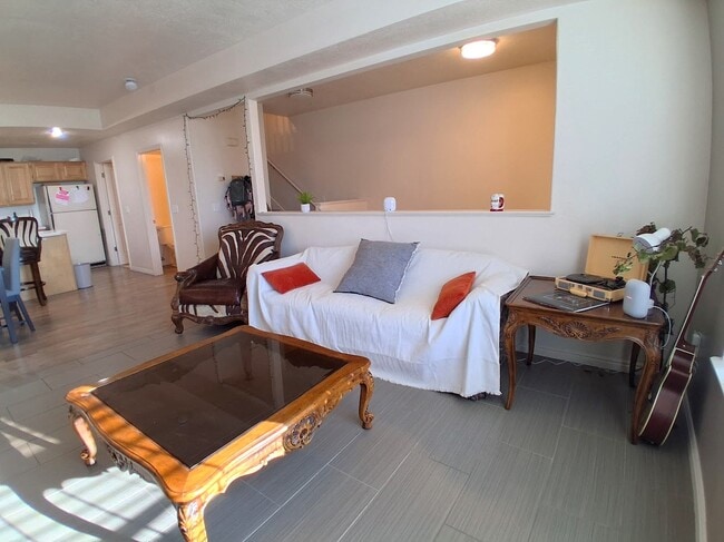 609 N Seven Peaks Blvd in Provo, UT - Foto de edificio - Building Photo