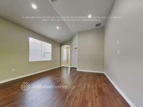 1227 Nashville Dr in Wesley Chapel, FL - Foto de edificio - Building Photo