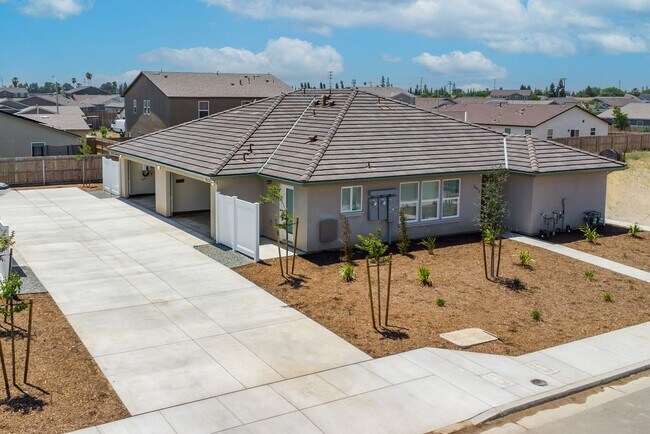 property at 2485 Oakmont Cir
