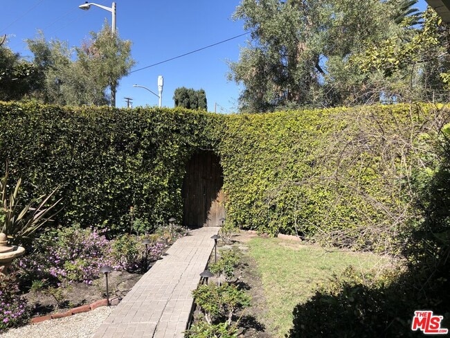 560 Croft Ave in West Hollywood, CA - Building Photo - Building Photo