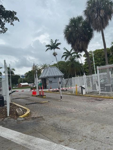 9351 Fontainebleau Blvd in Miami, FL - Building Photo - Building Photo
