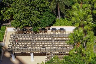 21205 NE 37th Ave in Aventura, FL - Building Photo - Building Photo