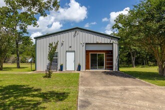 1072 Papenberg Rd in Columbus, TX - Building Photo - Building Photo