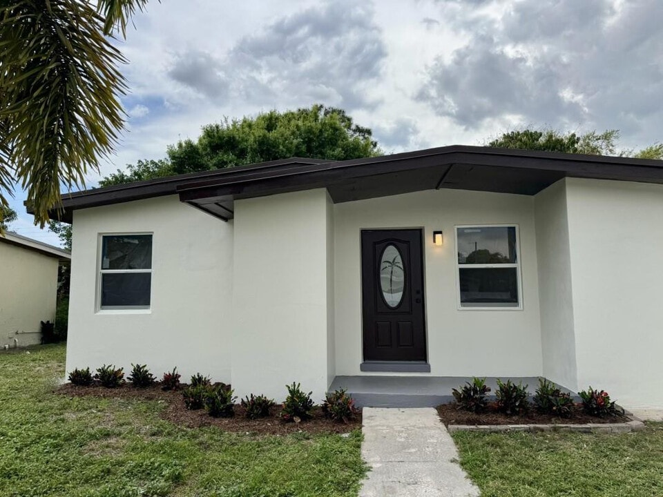 1218 NW 13th Ct in Fort Lauderdale, FL - Building Photo
