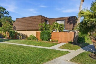 5982 SE Riverboat Dr in Stuart, FL - Building Photo