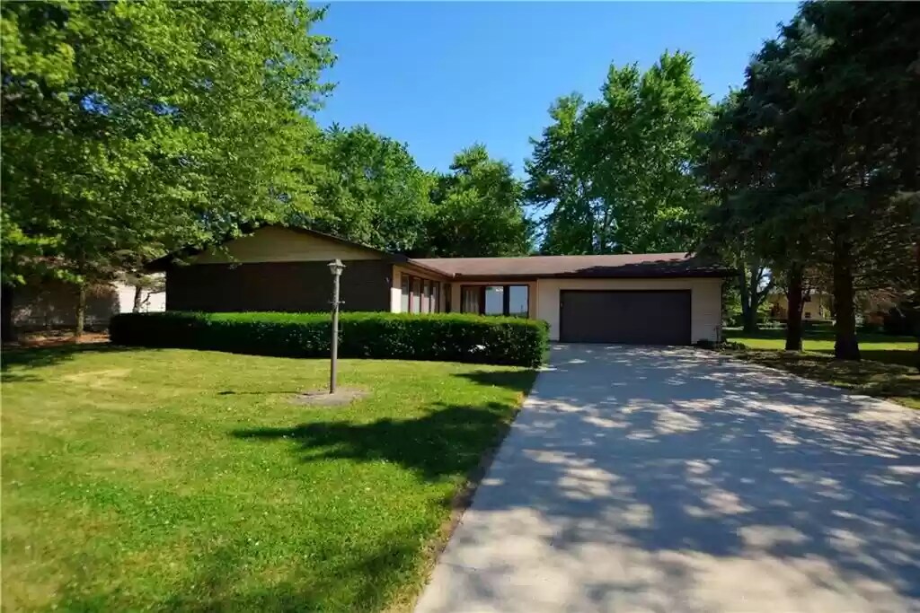 425 W Forsyth Rd in Forsyth, IL - Building Photo