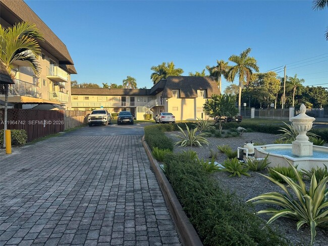 8475 SW 94th St in Miami, FL - Building Photo - Building Photo