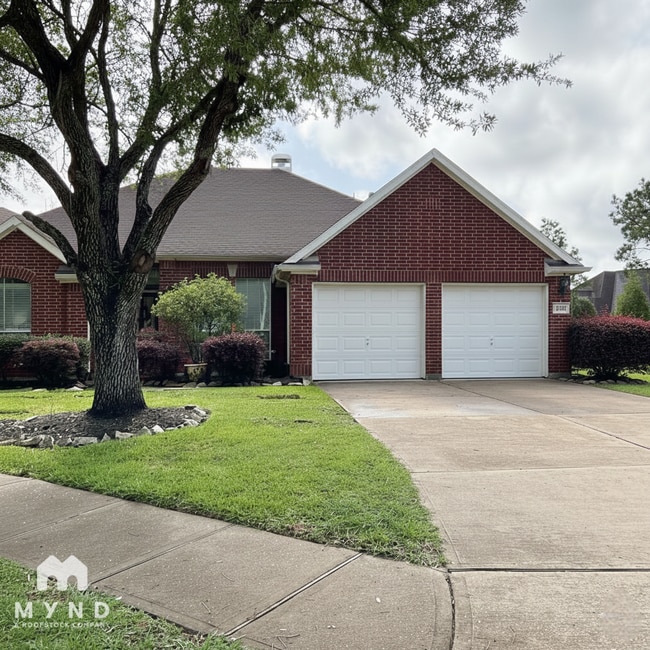 property at 3009 Fallbrook Ct