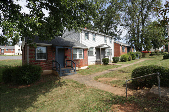 Village Oaks Townhomes in Lynchburg, VA - Building Photo - Building Photo