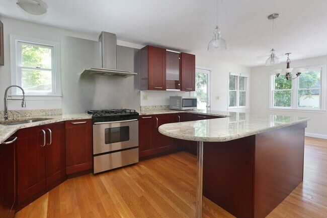 66 Pelham St in Newton, MA - Building Photo - Building Photo