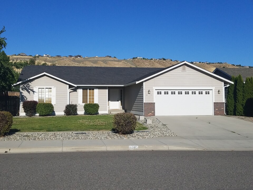 2889 Cascade Ridge in East Wenatchee, WA - Building Photo