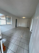 500 NW 43rd Pl in Miami, FL - Building Photo - Building Photo