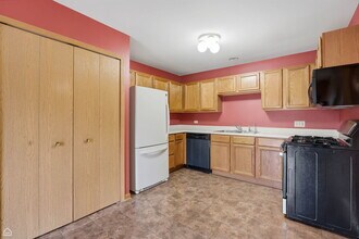 490 Westwood Ct in Crystal Lake, IL - Building Photo - Building Photo