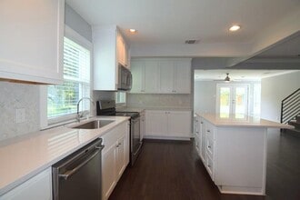 7513 Carriage Dr in Austin, TX - Building Photo - Building Photo