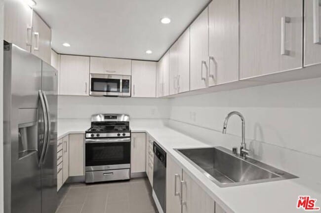 11711 Ohio Ave in Los Angeles, CA - Foto de edificio - Building Photo