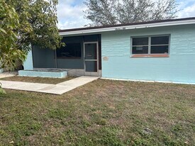 5801 Cedar St NE in St. Petersburg, FL - Building Photo