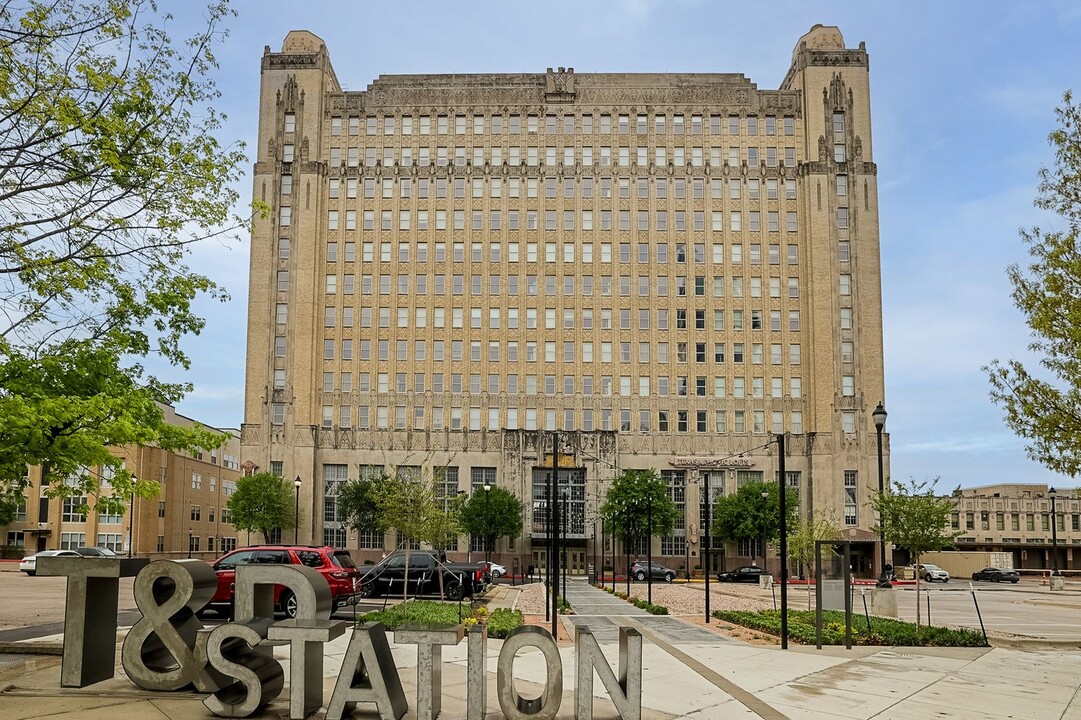 221 W Lancaster Ave in Fort Worth, TX - Building Photo