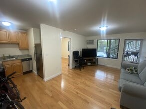 10 Arizona Ter, Unit 4 in Arlington, MA - Foto de edificio - Building Photo