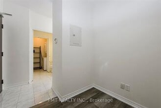 225-225 Webb Dr in Mississauga, ON - Building Photo - Building Photo