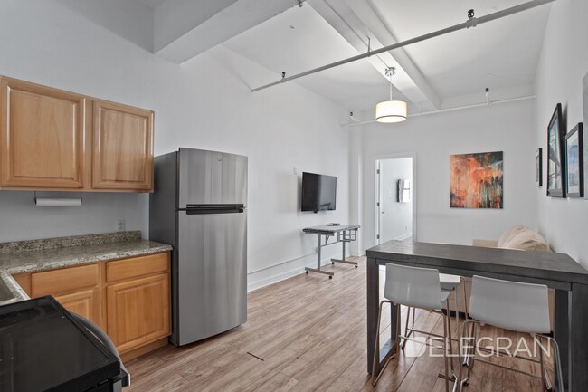 208 W 30th St-Unit -RM-401 in New York, NY - Building Photo - Building Photo