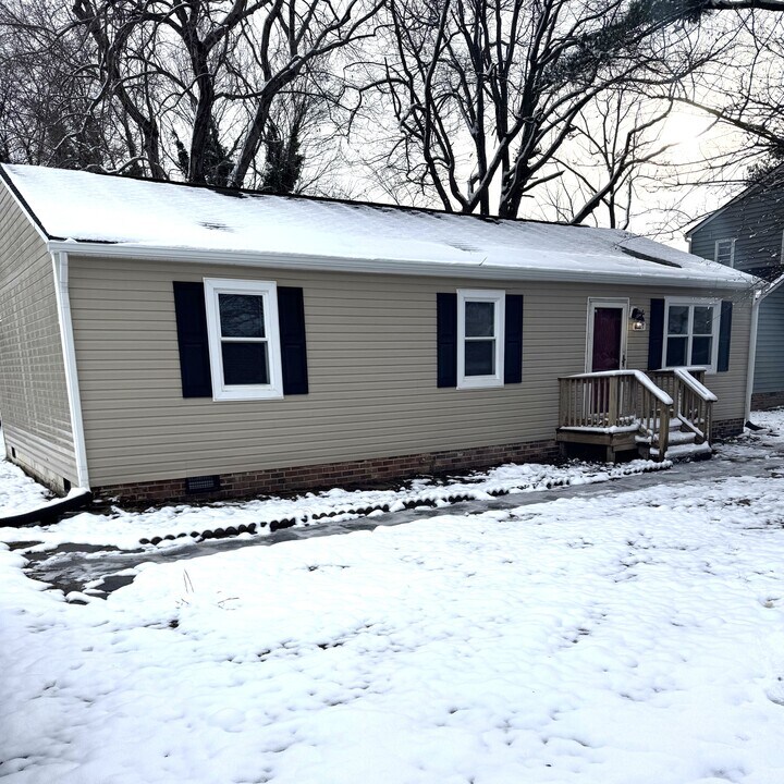 6217 Meadwood Cir in Richmond, VA - Building Photo