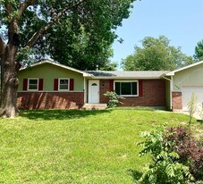 138 Riverview Dr in Wamego, KS - Building Photo