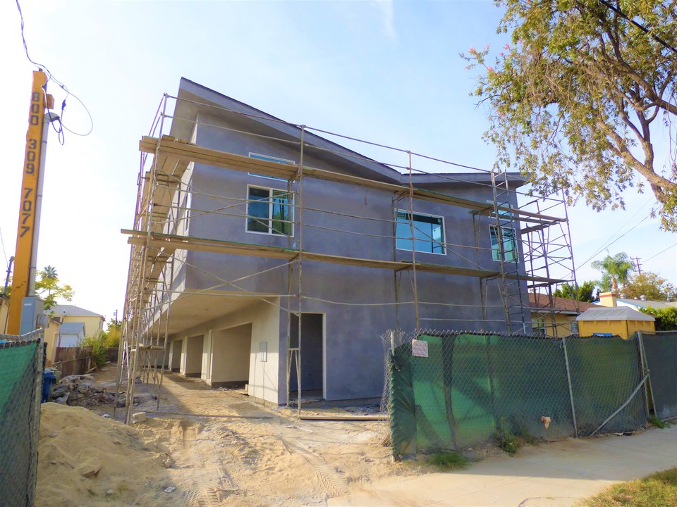 5743 Case Ave in North Hollywood, CA - Building Photo