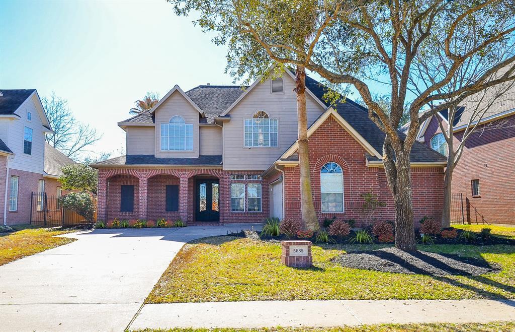 5835 Stratford Gardens Dr in Sugar Land, TX - Building Photo