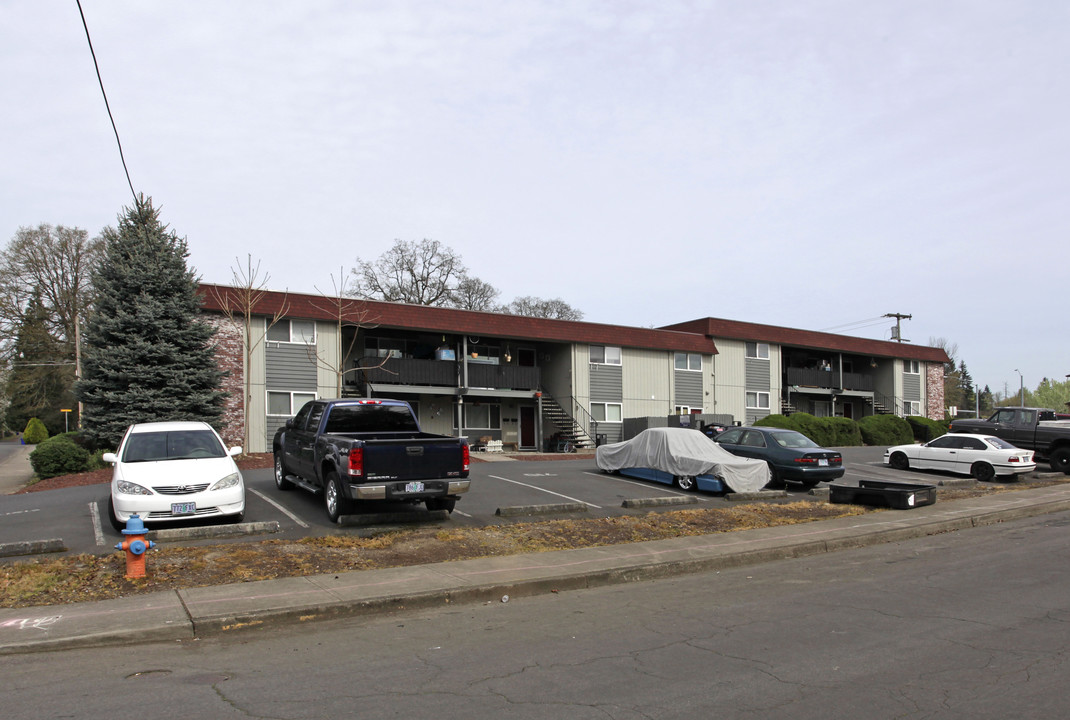 Berkeley East in Gladstone, OR - Foto de edificio