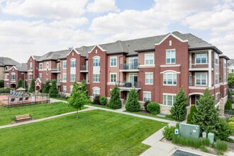 Van Buren Place in Sun Prairie, WI - Foto de edificio - Building Photo