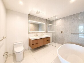 320 Adolphus Ave in Cliffside Park, NJ - Building Photo - Building Photo